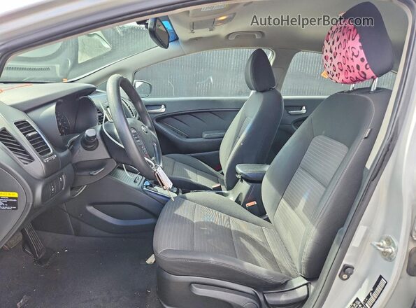 3KPFL4A77JE284594 2018 KIA FORTE Silver Widok wnętrza z przodu