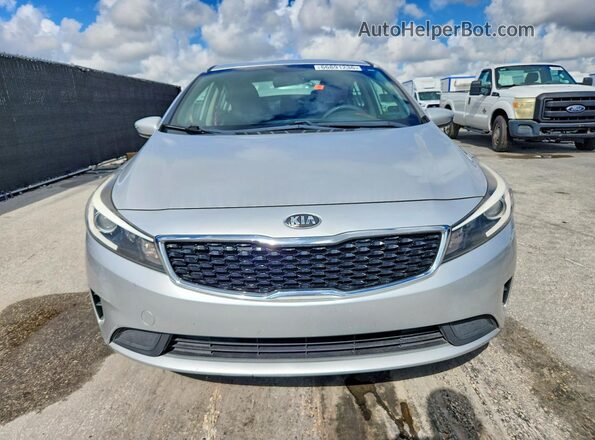 3KPFL4A77JE284594 2018 KIA FORTE Silver Widok z przodu