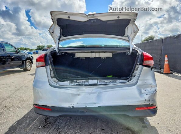 3KPFL4A77JE284594 2018 KIA FORTE Silver Widok z tyłu