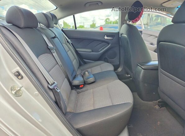 3KPFL4A77JE284594 2018 KIA FORTE Silver Widok tylnych siedzeń