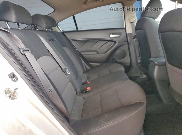 3KPFL4A78JE213727 2018 KIA FORTE White Widok tylnych siedzeń