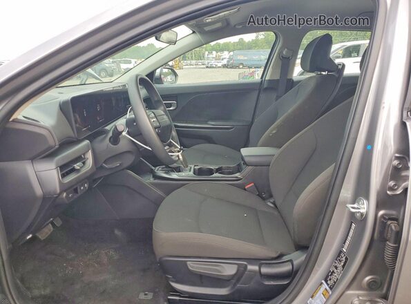 3KPFT4DE1TE311432 2026 KIA K4 Silver წინა სალონის ხედი