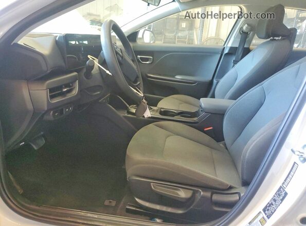 3KPFT4DE2SE058698 2025 KIA K4 Белый Вид салона спереди