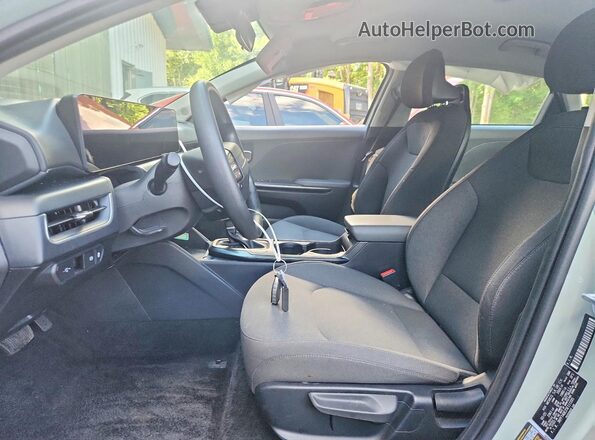 3KPFT4DE2SE111335 2025 KIA K4 Gray Front interior view
