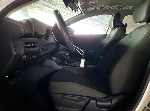 3KPFT4DE2TE304151 2026 KIA K4 White Vista interior delantera