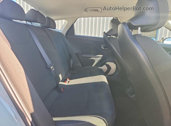 3KPFT4DE5TE323728 2026 KIA K4 Gray Widok tylnych siedzeń