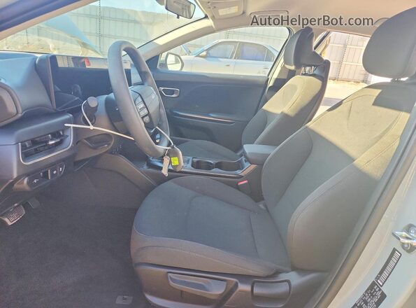 3KPFT4DE5TE323728 2026 KIA K4 Gray Widok wnętrza z przodu
