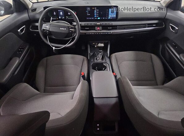 3KPFT4DE7SE182773 2025 KIA K4 Black Առջևի վահանակի տեսք