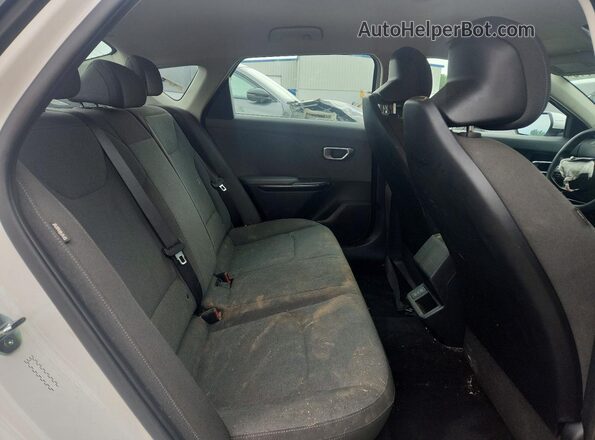 3KPFT4DE9SE024029 2025 KIA K4 White უკანა სავარძლების ხედი