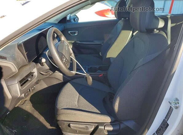 3KPFT4DEXSE220528 2025 KIA K4 Белый Вид салона спереди