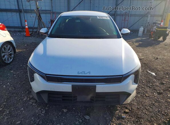 3KPFT4DEXSE220528 2025 KIA K4 Белый Вид спереди