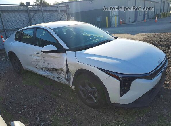 3KPFT4DEXSE220528 2025 KIA K4 Белый Передняя правая четверть