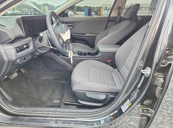 3KPFU4DE2SE020398 2025 KIA K4 Charcoal წინა სალონის ხედი