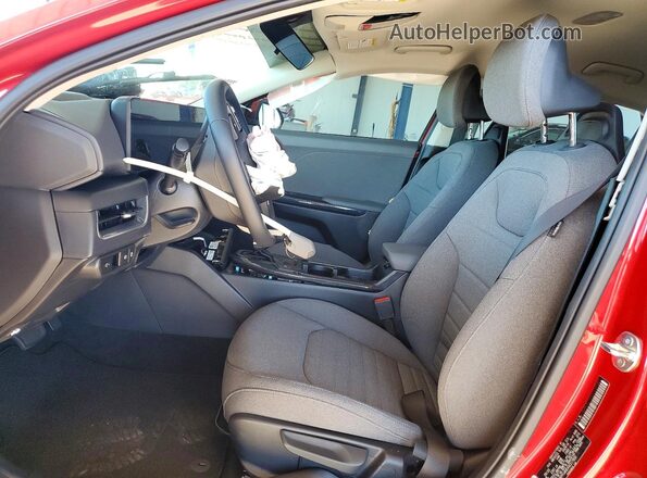 3KPFU4DE4SE217900 2025 KIA K4 Red Սալոնի դիմացի տեսք
