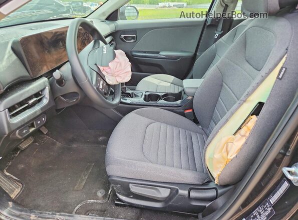 3KPFU4DE7SE056944 2025 KIA K4 Black Вид салону спереду