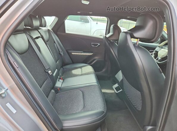 3KPFW4DE4SE038900 2025 KIA K4 Silver უკანა სავარძლების ხედი