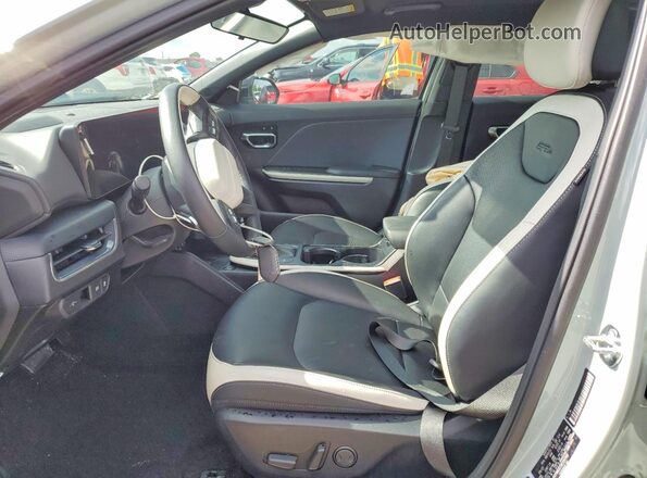 3KPFW4DE5SE220749 2025 KIA K4 Teal წინა სალონის ხედი