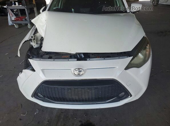 3MYDLBYV4LY711720 2020 TOYOTA YARIS White Widok wnętrza z tyłu