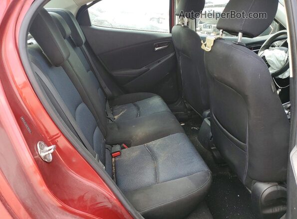 3MYDLBYV5HY155022 2017 TOYOTA YARIS Red Vista de los asientos traseros