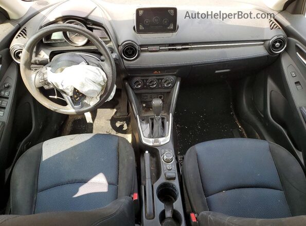 3MYDLBYV5HY155022 2017 TOYOTA YARIS Red Vista del salpicadero