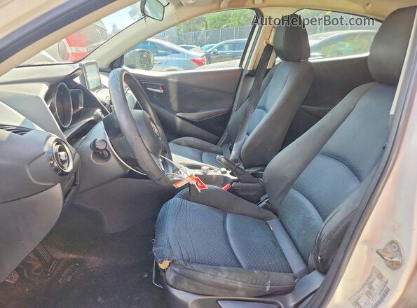 3MYDLBYV5HY176758 2017 TOYOTA YARIS Белый Вид салона спереди