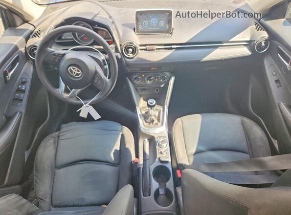 3MYDLBYV5HY176758 2017 TOYOTA YARIS Белый Вид панели приборов