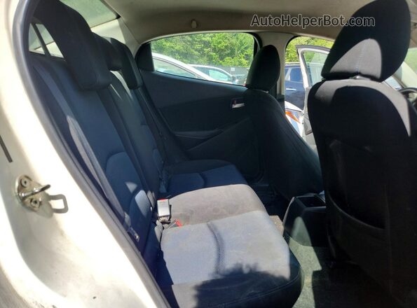 3MYDLBYV5HY176758 2017 TOYOTA YARIS Белый Вид задних сидений