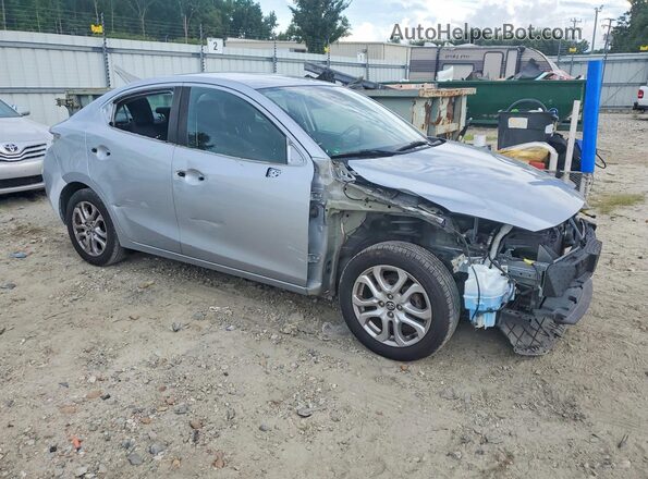 3MYDLBYV8HY153023 2017 TOYOTA YARIS Серебряный Передняя правая четверть