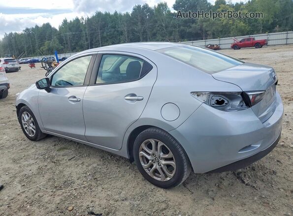 3MYDLBYV8HY153023 2017 TOYOTA YARIS Серебряный Задняя левая четверть