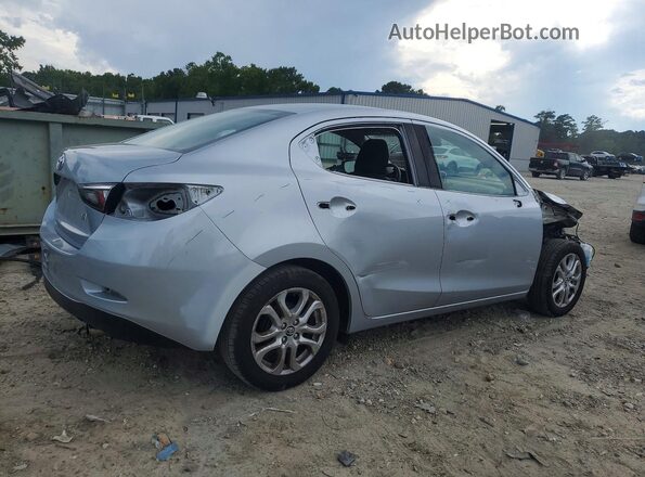 3MYDLBYV8HY153023 2017 TOYOTA YARIS Серебряный Задняя правая четверть