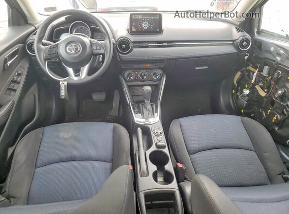 3MYDLBYV8HY153023 2017 TOYOTA YARIS Серебряный Вид панели приборов