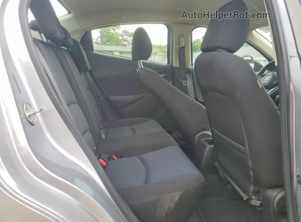3MYDLBYV8HY153023 2017 TOYOTA YARIS Серебряный Вид задних сидений