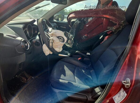 3MYDLBYV8HY187785 2017 TOYOTA YARIS Красный Вид салона спереди