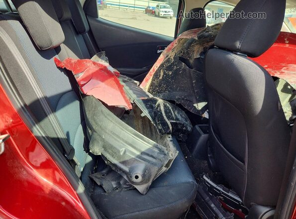 3MYDLBYV8HY187785 2017 TOYOTA YARIS Красный Вид задних сидений