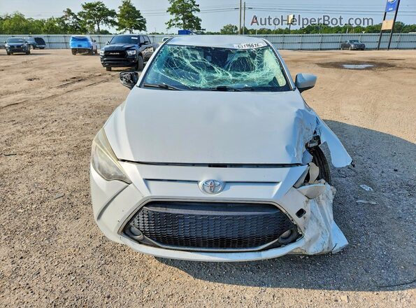 3MYDLBYV9KY504075 2019 TOYOTA YARIS White Front view