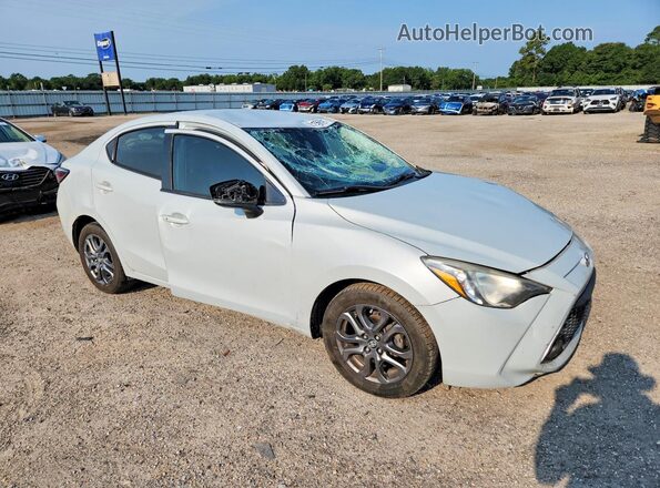 3MYDLBYV9KY504075 2019 TOYOTA YARIS White Front right