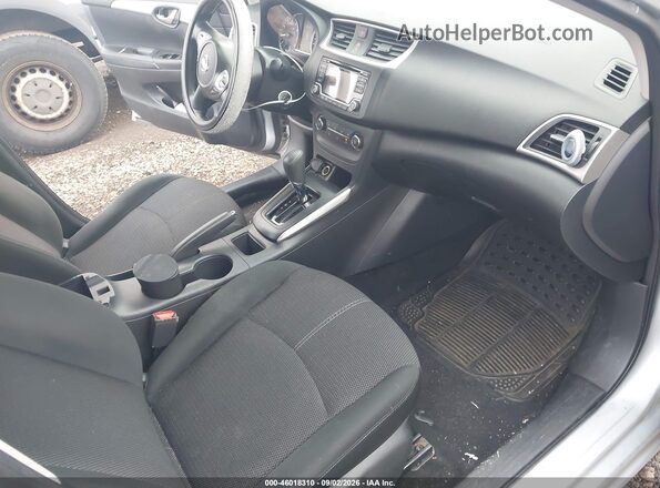 3N1AB7AP7JY278052 2018 NISSAN SENTRA Серебряный Вид салона спереди