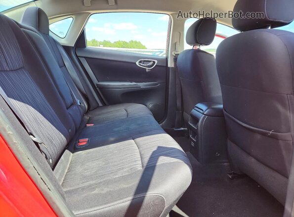 3N1AB7APXJY264825 2018 NISSAN SENTRA Red Widok tylnych siedzeń