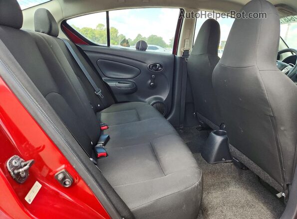 3N1CN7AP1GL833907 2016 NISSAN VERSA Red Widok tylnych siedzeń
