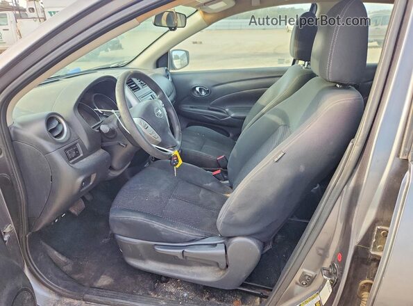 3N1CN7AP2JL813169 2018 NISSAN VERSA Gray Вид салону спереду