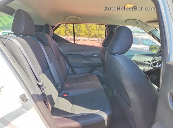 3N1CP5CU3JL527171 2018 NISSAN KICKS White Rear seats view