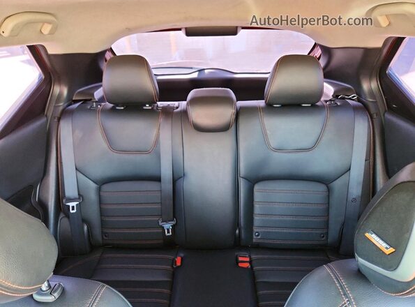 3N1CP5CU3KL560480 2019 NISSAN KICKS Red Widok tylnych siedzeń