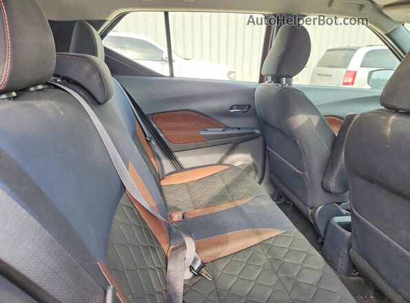3N1CP5CUXJL510268 2018 NISSAN KICKS Красный Вид задней части салона