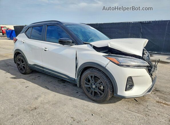 3N1CP5DV5ML525045 2021 NISSAN KICKS Белый Передняя правая четверть