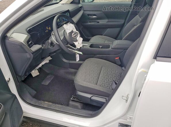 3N8AP6CB0TL314145 2026 NISSAN KICKS White Widok wnętrza z przodu