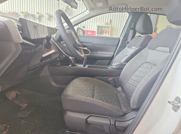 3N8AP6CB1SL330370 2025 NISSAN KICKS White წინა სალონის ხედი