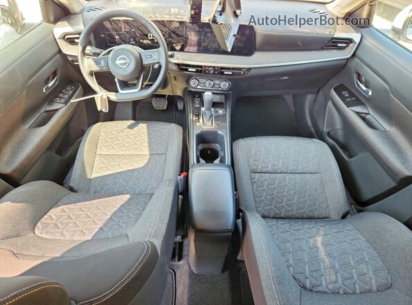 3N8AP6CB2SL319149 2025 NISSAN KICKS Белый Вид панели приборов