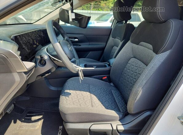 3N8AP6CB2SL319149 2025 NISSAN KICKS Белый Вид салона спереди