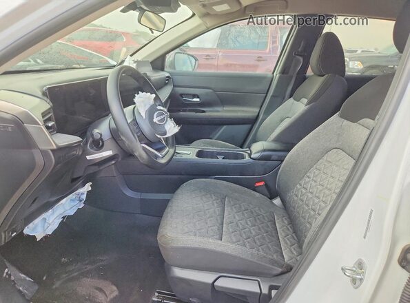 3N8AP6CB5TL374115 2026 NISSAN KICKS White Widok wnętrza z przodu