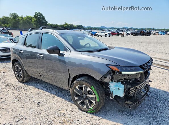 3N8AP6CBXTL351042 2026 NISSAN KICKS Серый Передняя правая четверть